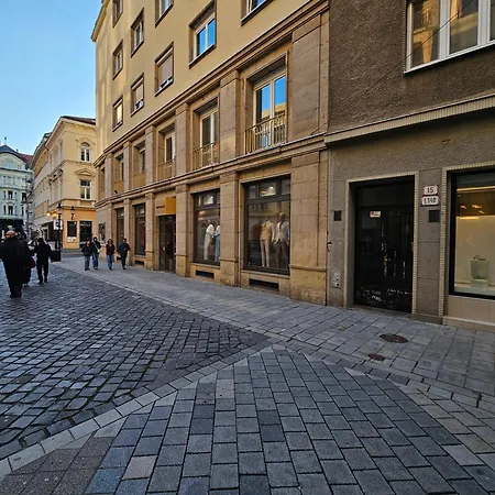 In Heart Of Old Town With Balcony 公寓